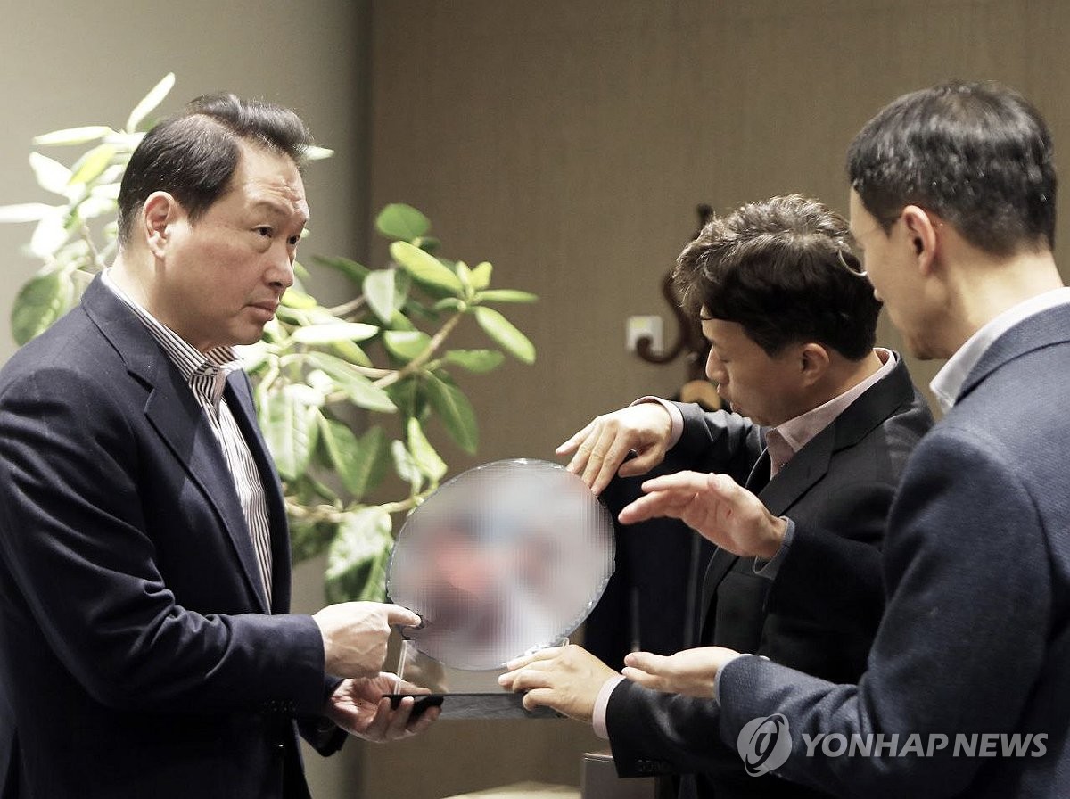 최태원 회장(사진 왼쪽)이 2024년 1월 SK하이닉스 이천캠퍼스를 방문해 웨이퍼를 살펴보고 있다. [사진=연합뉴스] 