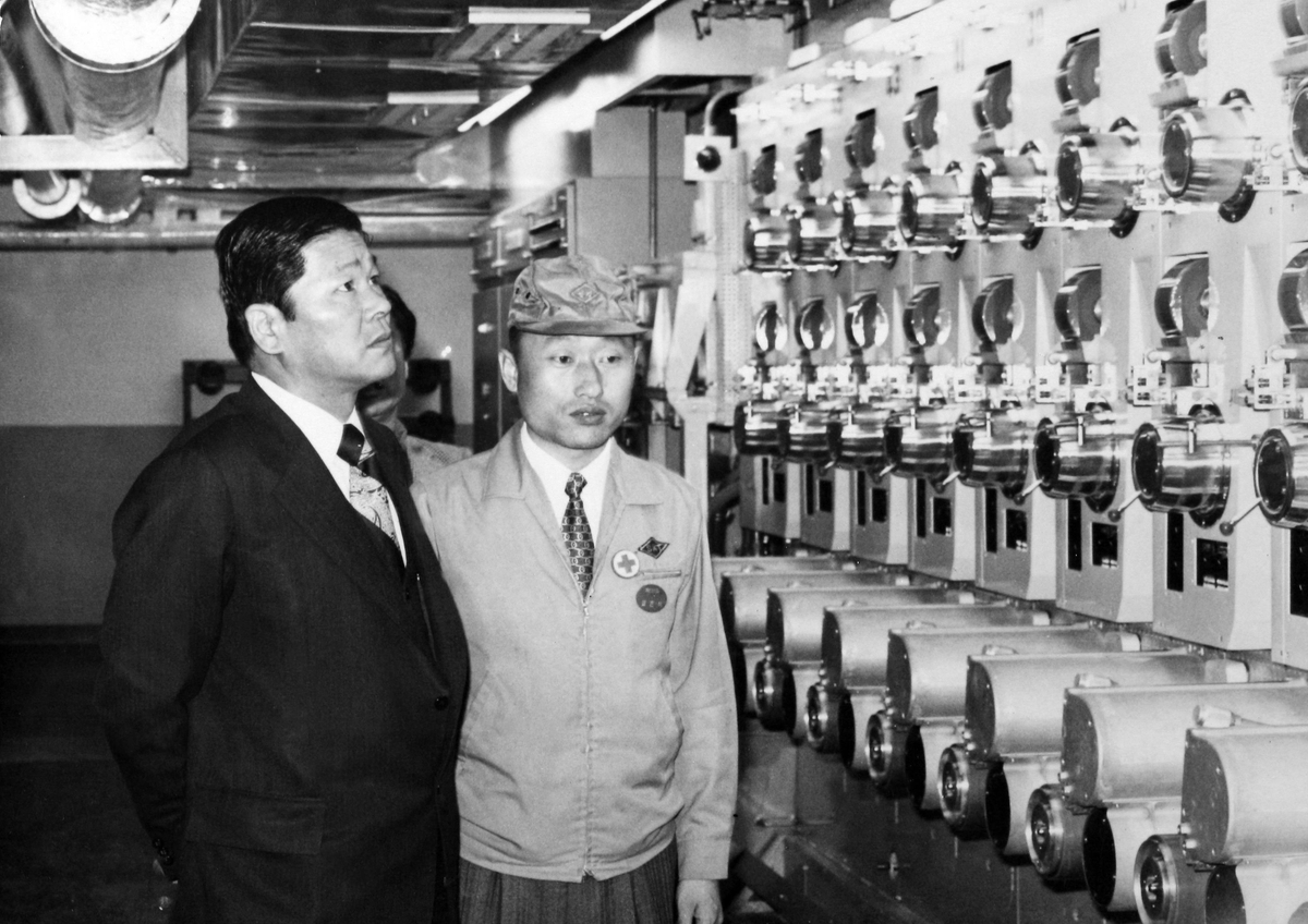 고 최종건 SK 창업회장(사진 왼쪽)이 1969년 당시 수원 선경직물 폴리에스터 원사 공장을 시찰하고 있다. [사진=SK]
