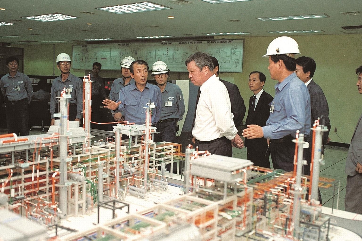 고 최종현 SK선대회장(사진 오른쪽에서 두번째)이 1991년 6월 유공 울산콤플렉스(CLX)를 방문해 모형을 둘러보고 있다. [사진=SK]