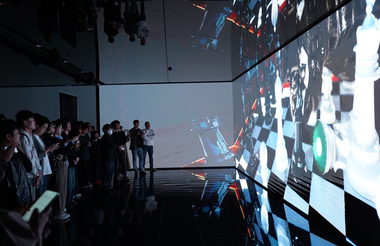 '넷마블게임박물관' 첫 테마는 '게임 역사'다. 인트로시어터에서는 넷마블의 주요 게임 캐릭터가 나와 게임의 역사를 흥미진진하게 소개한다. 8일 현장을 찾은 관람객들이 스크린을 집중해 보고 있다. 