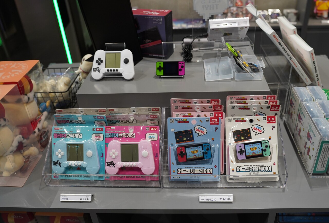 '넷마블게임박물관'에 마련된 다양한 굿즈 상품. 