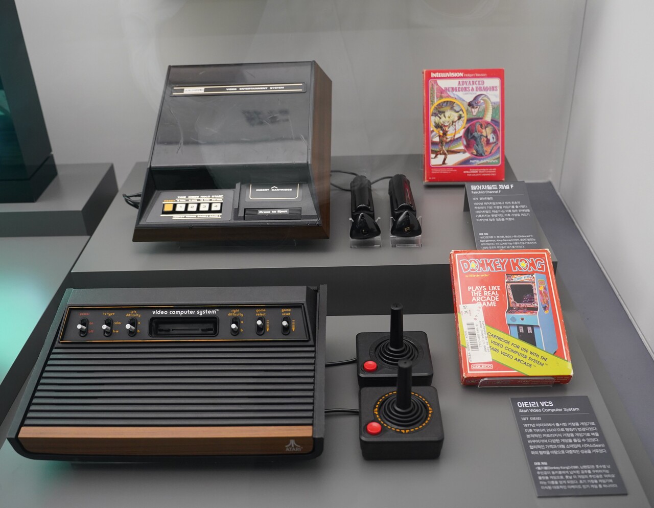 (사진 위쪽부터) '페어차일드 채널 F'와 '아타리 VCS'가 전시돼 있다. 