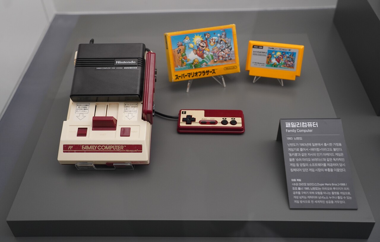 1983년 닌텐도가 일본에서 출시한 가정용 게임기 '패밀리컴퓨터'(패미컴). 