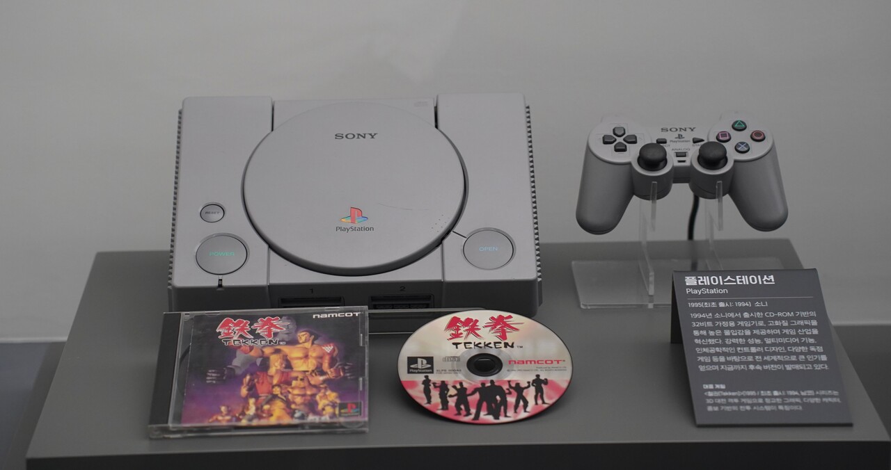 1994년 소니에서 출시한 CD-ROM 기반의 32비트 가정용 게임기 '플레이스테이션'. 