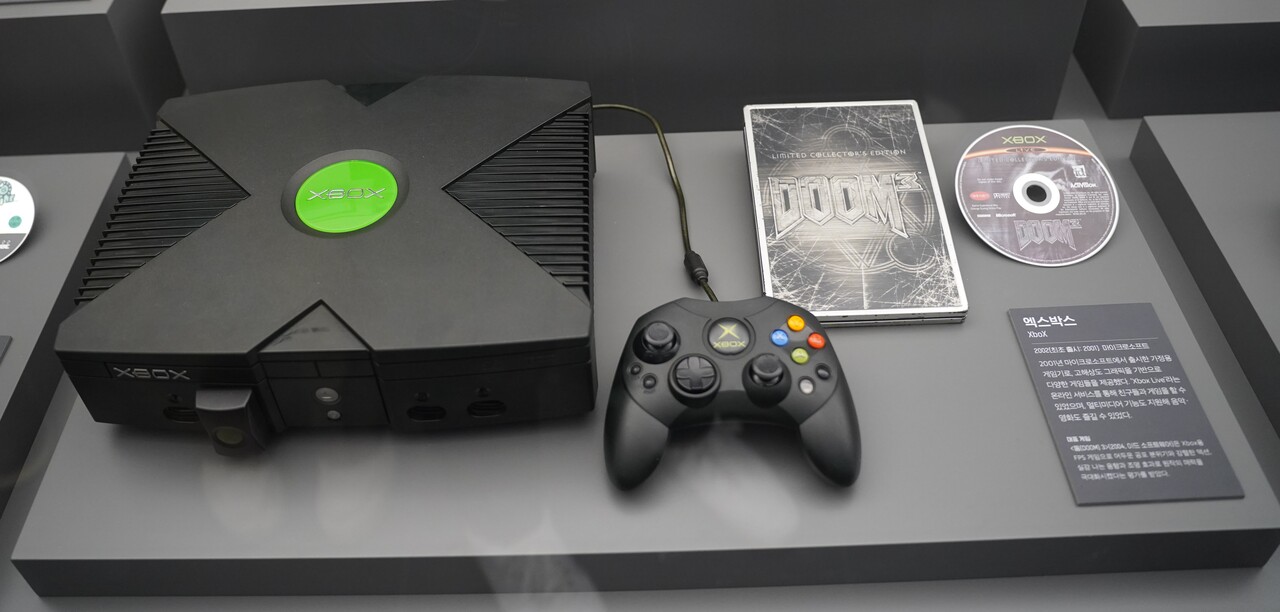 2001년 마이크로소프트에서 출시한 가정용 게임기 '엑스박스'. 