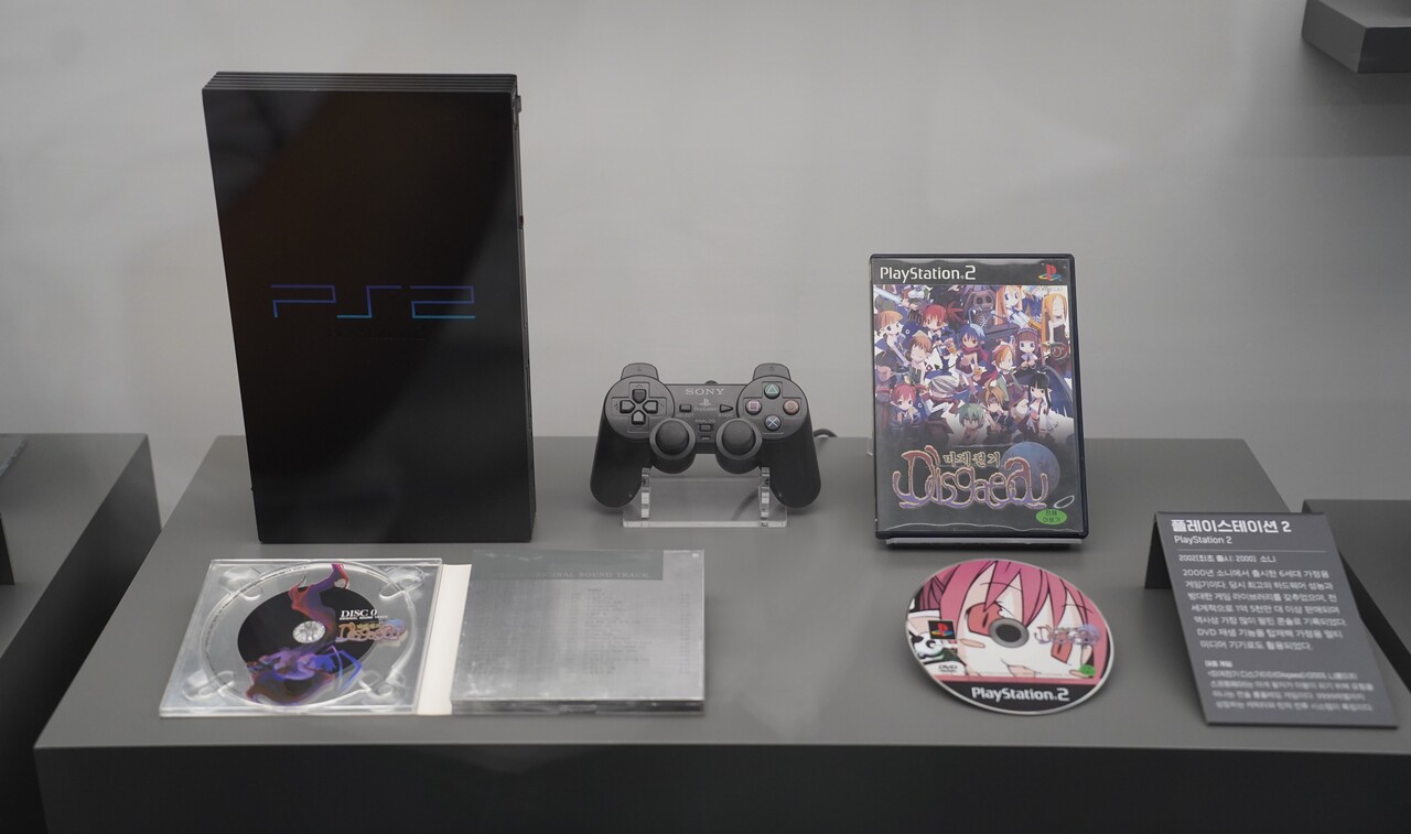 2000년 소니에서 출시한 6세대 가정용 게임기 '플레이스테이션2'. 