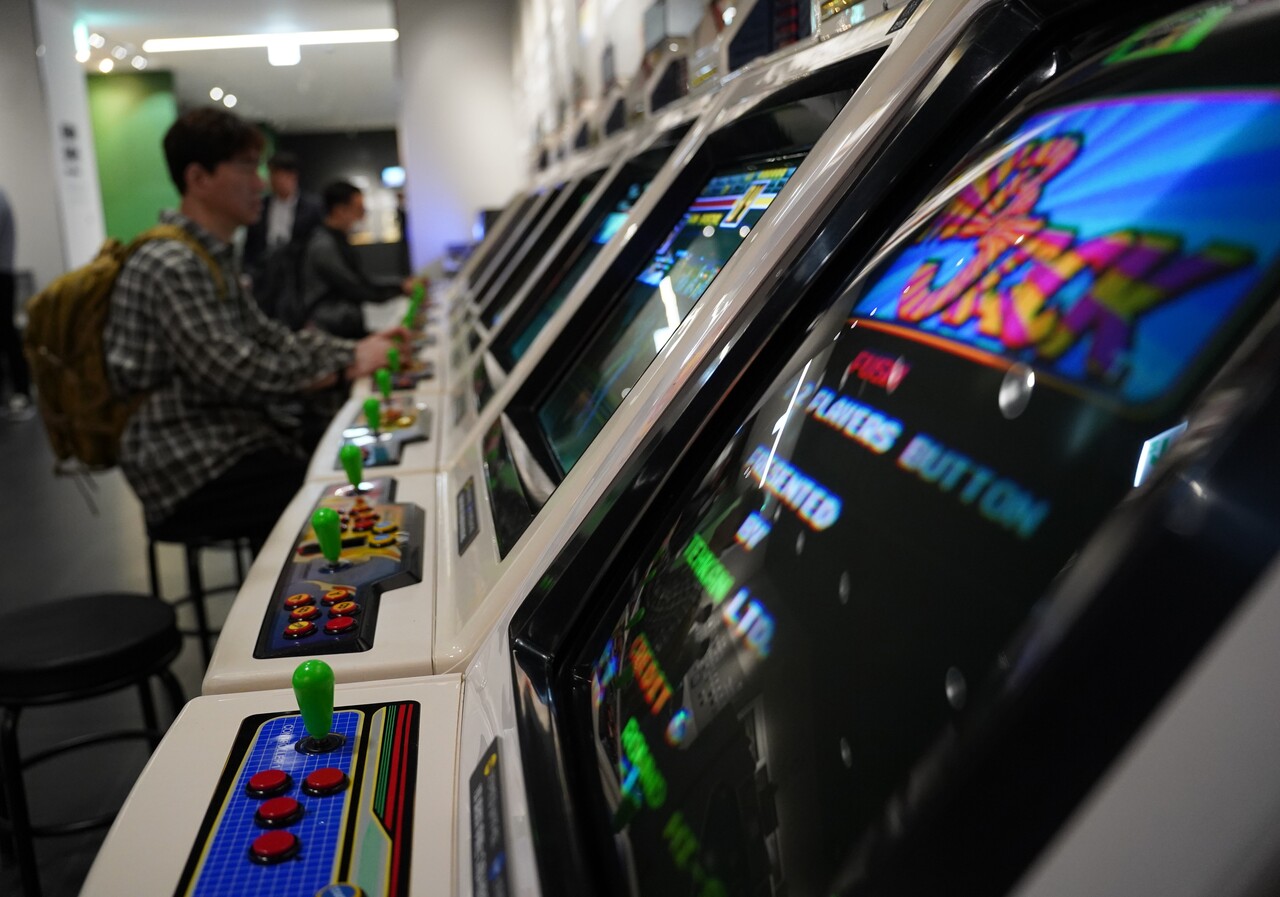 '넷마블게임박물관'에 마련된 '플레이 컬렉션' 공간. 관람객이 게임을 즐기고 있다. [사진=김민우 기자]