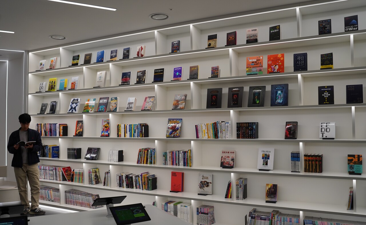 '넷마블게임박물관'에 전시된 다양한 게임 잡지 전경. [사진=김민우 기자]