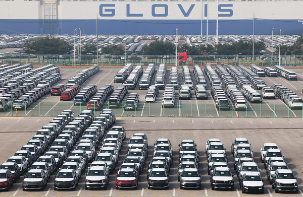 기획재정부는 9일 최상목 부총리 겸 기획재정부 장관 주재로 경제관계장관회의 겸 산업경쟁력강화 관계장관회의를 열고, '통상환경 변화 대응을 위한 향후 정책 방향'을 발표했다.  경기도 평택항에 수출용 자동차가 세워져 있다.[사진=연합뉴스]