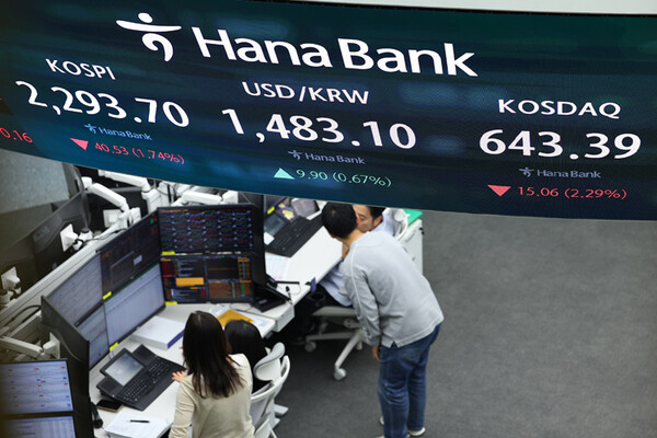 '어디까지 떨어지나' 9일 서울 중구 하나은행 본점 딜링룸에서 직원들이 급락하는 주식시세표를 바라보고 있다. 이날 코스피는 갈수록 낙폭을 키워 1년 5개월만에 2300선이 무너졌다. [사진=연합뉴스]