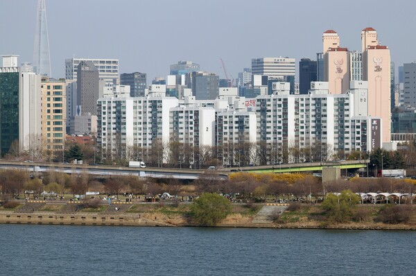 한국은행이 9일 발표한 ‘금융시장 동향’에 따르면 3월 말 기준 예금은행의 가계대출(정책모기지론 포함) 잔액은 2월 말보다 1조 4000억원 늘어난 1145조원으로 집계됐다.  서울 한강 인근에서 바라본 서초구 아파트의 모습. [사진=연합뉴스]
