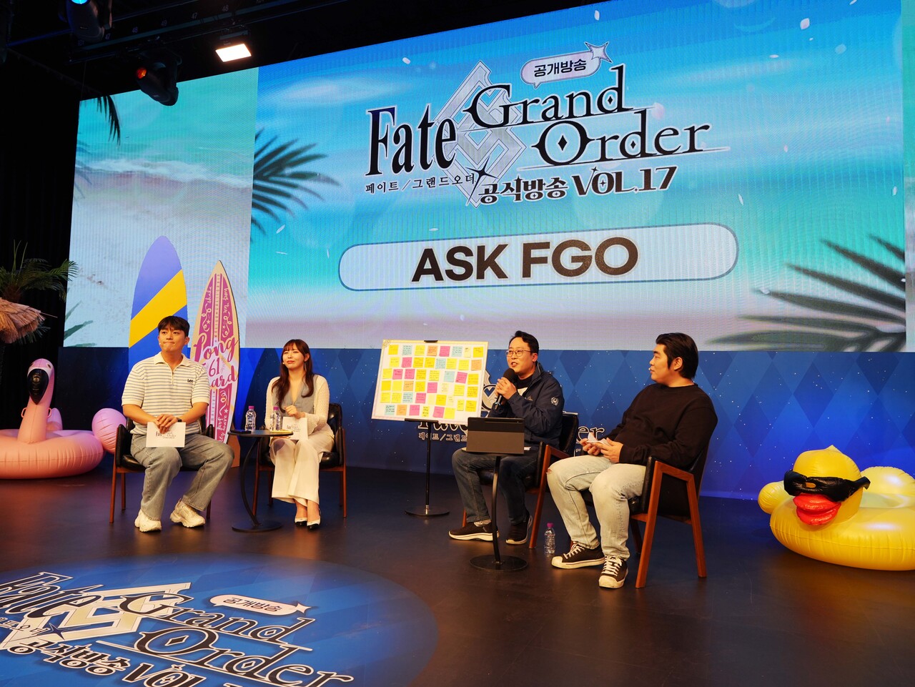 '페이트/그랜드 오더' 공식 방송에서 운영진이 이용자 질의에 답하고 있다. [사진=넷마블]