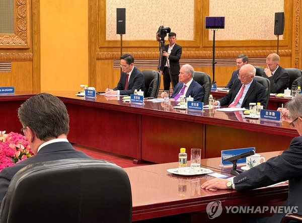 이재용 삼성전자 회장이 지난 3월 28일(현지시간) 중국 베이징 인민대회당에서 글로벌 기업 최고경영자(CEO)들과 함께 시진핑 중국 국가주석과의 면담에 참석하고 있다. [사진=베이징 연합뉴스]