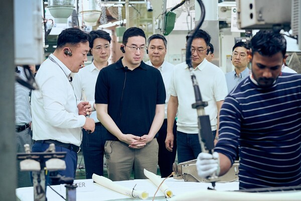 구광모 ㈜LG 그룹 회장(왼쪽에서 세번째)이 인도 뉴델리에 위치한 LG전자 노이다 생산공장을 찾아 에어컨 생산과정을 살펴보고 있다. [사진=LG]