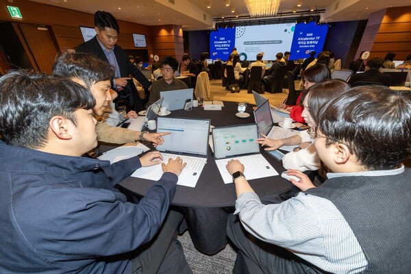  KT는 9일 노보텔 앰배서더 서울 동대문에서 사내 직원들이 참여한 ‘AXcelerator TF 킥오프 행사’를 열고 본격적으로 TF 활동을 시작했다. 행사에 참여한 TF 리더들이 AI 문제 해결을 위한 토론을 진행하고 있다. [사진=KT]