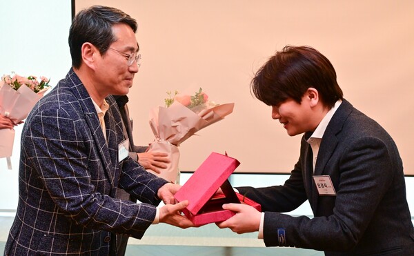 조주완 LG전자 CEO(최고경영자)가 마곡 LG사이언스파크에서 열린 임명식에서 역대 최연소 연구위원인 민경직 연구위원(사진 오른쪽)에게 임명패를 전달하고 있다. [사진=LG전자] 