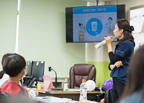 대한적십자사 서울특별시지사가 LG생활건강과 함께 청소년 체험형 학교폭력 예방교육을하고 있다. [사진=대한적십자사 서울특별시지사]