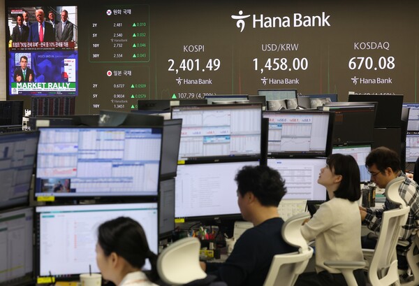 도널드 트럼프 미국 대통령의 상호관세 정책 발표, 시행, 유예 이후 코스피 시장은 폭등, 폭락을 이어가면서 불안정한 모습을 보이고 있다.  서울 중구 하나은행 본점 딜링룸 현황판에 코스피, 원/달러 환율, 코스닥 지수와 관세 유예 관련 뉴스가 표시돼 있다. [사진=연합뉴스]