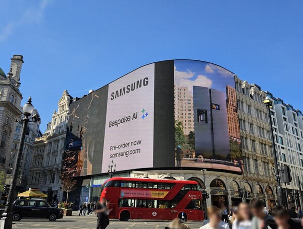 삼성전자가 영국 런던 피카딜리 광장에서 진행하는 '비스포크 AI' 옥외광고 모습. [사진=삼성전자]