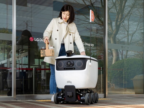 LG디스플레이 파주 사업장에 도입된 자율주행 배달 로봇. [사진=LG디스플레이]