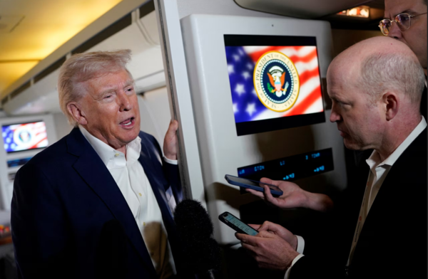 도널드 트럼프 미국 대통령이 11일 전용기 안에서 기자들과 만나 대화를 하고 있다. [사진=로이터/연합뉴스]
