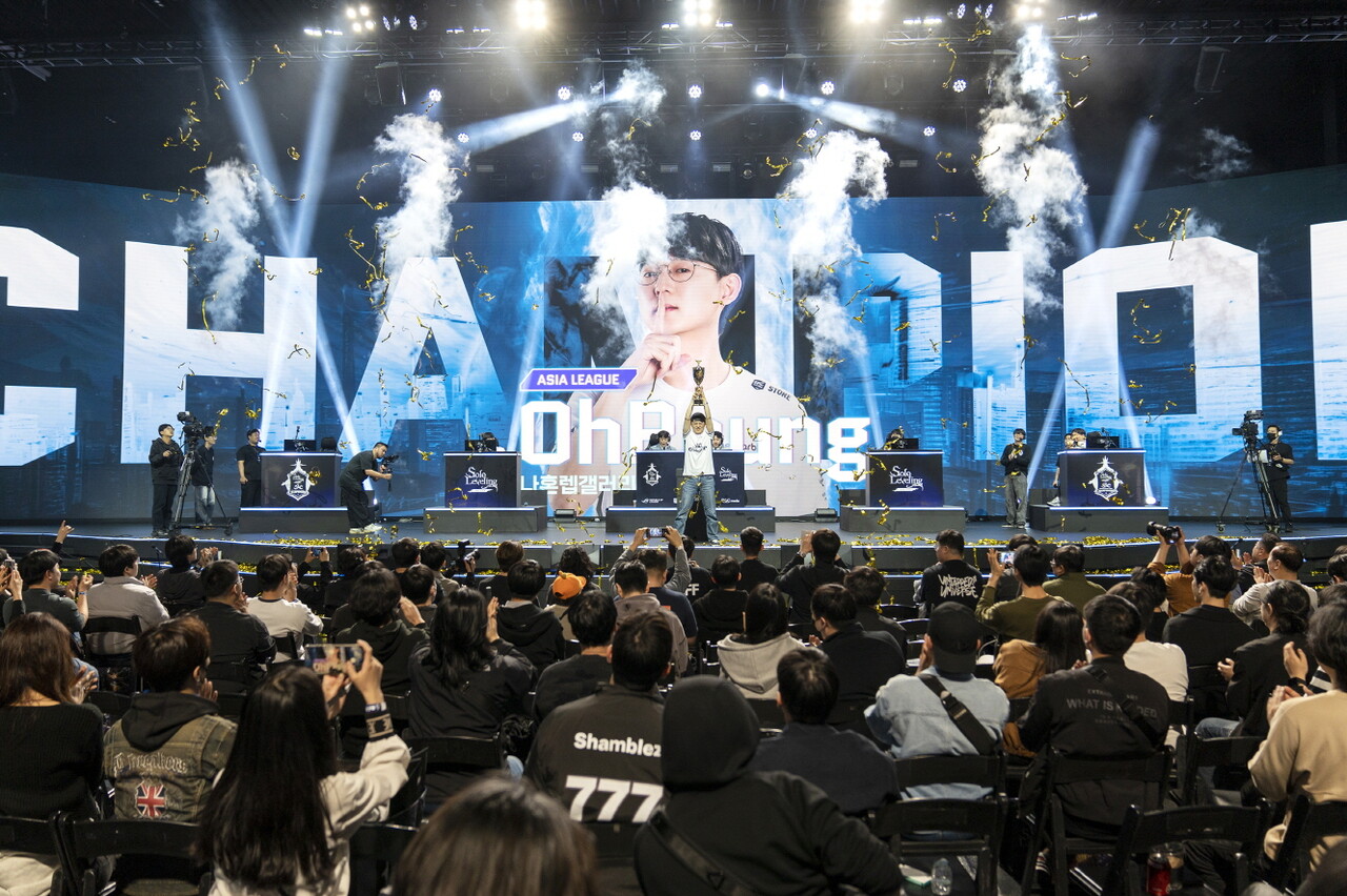 지난 12일 광명 아이벡스 스튜디오에서 진행된 넷마블 '나 혼자만 레벨업: 어라이즈 챔피언십 2025'에서 '오릉' 선수가 우승 세러머니를 하고 있다. [사진=넷마블]