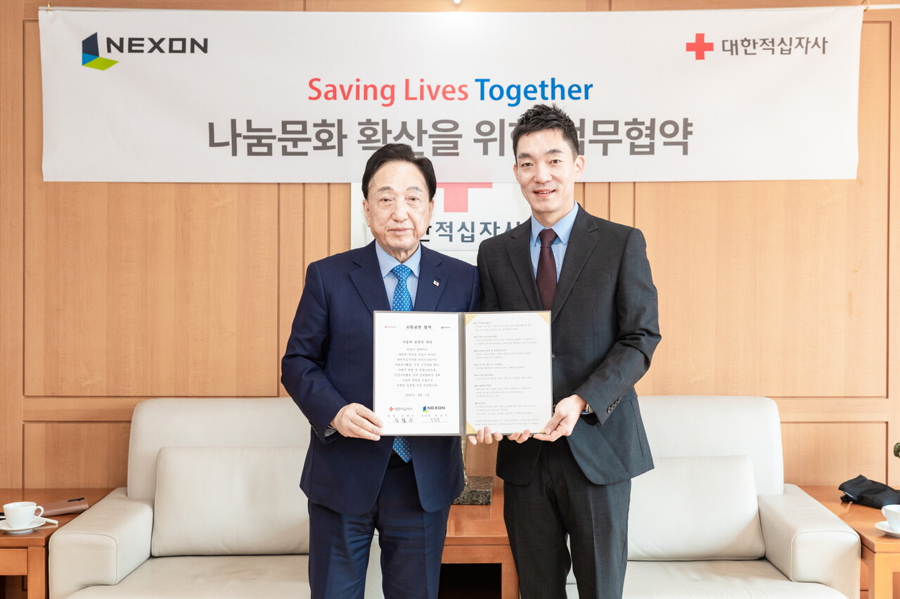 대한적십자사 김철수 회장(왼쪽)과 넥슨 박정무 사업부사장이 업무협약 후 기념사진을 찍었다. [사진=넥슨]