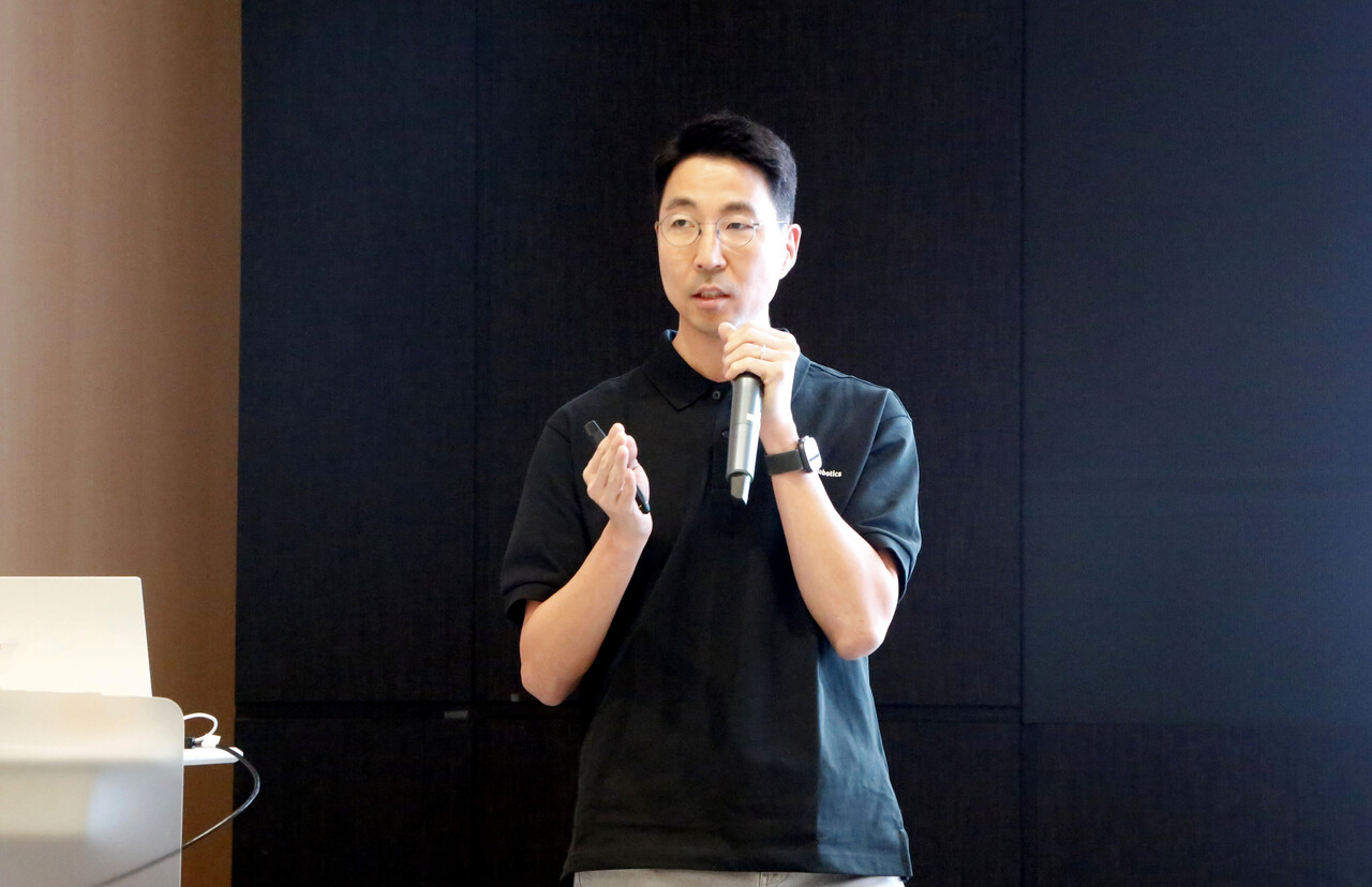 김민표 두산로보틱스 대표가 14일 분당두산타워에서 열린 타운홀 미팅에서 발언하고 있다. [사진=두산로보틱스]