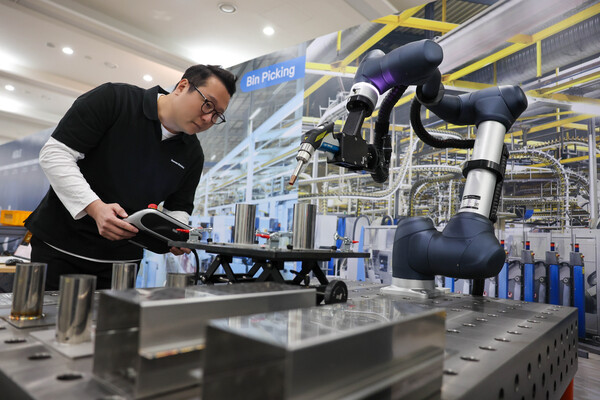 두산로보틱스가 개발한 레이저용접 솔루션. [사진=두산로보틱스]