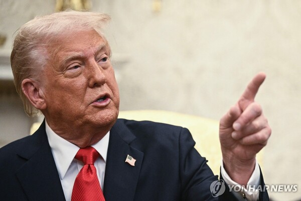 트럼프 미국 대통령의 관세 정책이 오락가락하는 모습을 보이면서 전 세계 시장을 혼란 속에 빠뜨리고 있다.  [사진=워싱턴 AFP/연합뉴스]