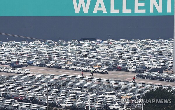 경기도 평택항에서 선적 대기중인 자동차. [사진=연합뉴스]