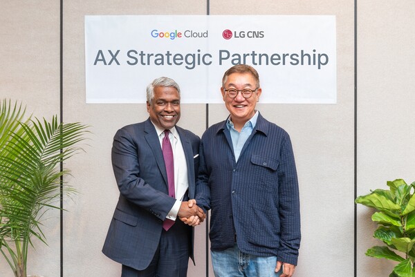 현신균 LG CNS 사장(오른쪽)과 토마스 쿠리안 구글 클라우드 CEO가 아태지역 및 미주지역에서의 클라우드 기반 AX 사업 다각화에 대해 논의하고 있다. [사진=LG CNS]