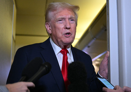 13일(현지시간) 미국 도널드 트럼프 대통령이 전용기 에어포스원에서 기자들의 질문에 답하고 있다. [사진=연합뉴스]