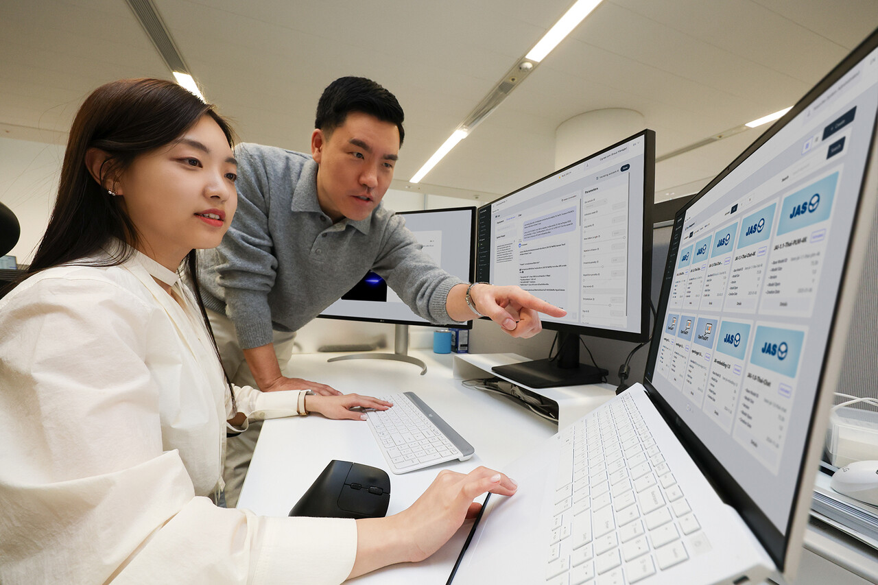 KT 직원들이 태국어 LLM 플랫폼 구축 프로젝트에서 개발한 LLM 운영 관리 환경 'LLM 옵스'를 테스트하고 있다..[사진=KT]