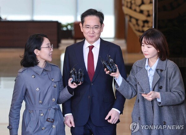 지난달 28일 이재용 삼성전자 회장이 중국 방문 후 서울 강서구 김포공항을 통해 귀국하고 있다. [사진=연합뉴스]