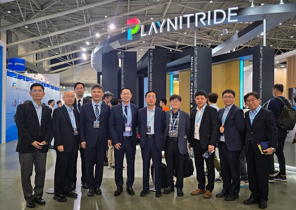 한-대만 디스플레이 교류협력단이 대만 마이크로LED 칩 제조업체인  플레이나이트라이드 방문 미팅에 이어, 터치 타이완 전시회 내 부스를 방문했다. 왼쪽 두 번째부터 협회 내 글로벌협력분과위원회 위원장인 황철주 회장(주성엔지니어링), 리차드 창(Richard Chuang) 플레이나이트라이드 부사장, 이동욱 한국디스플레이산업협회 부회장, 찰리스 리(Charles Li) 플레이나이트라이드 회장, 박재규 동아엘텍 회장. [사진=한국디스플레이산업협회]