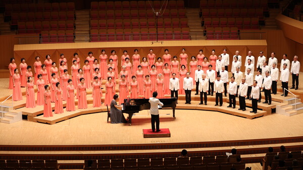 백세합창단이 지난 14~16일 일본 요코하마에서 열린 ‘제14회 국제시니어합창제’에서 합창을 하고 있다. [사진=백세합창단]