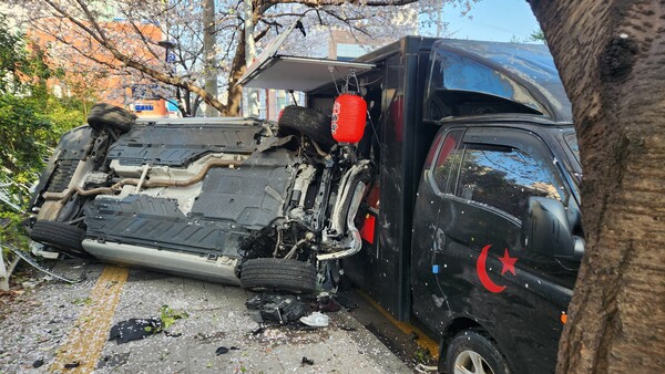 삼성화재 교통안전문화연구소는 17일 ‘무인단속 상습 위반자 실태·관리방안’을 발표하면서 15회 이상 교통법규 위반자에 대한 처벌 수위를 높여야 한다고 조언했다.  부산 수영구 광안동에서 벤츠 차량이 보행자 2명과 푸드트럭을 들이받아 4명의 중경상자가 발생한 사고 현장. [사진=부산소방재난본부]