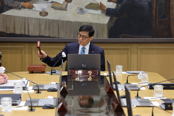 이창용 한국은행 총재가 17일 서울 중구 한국은행 본관에서 열린 금융통화위원회 본회의에서 의사봉을 두드리며 개회 선언을 하고 있다. 이날 금융통화위원회는 기준금리 동결을 발표했다. [사진=연합뉴스]