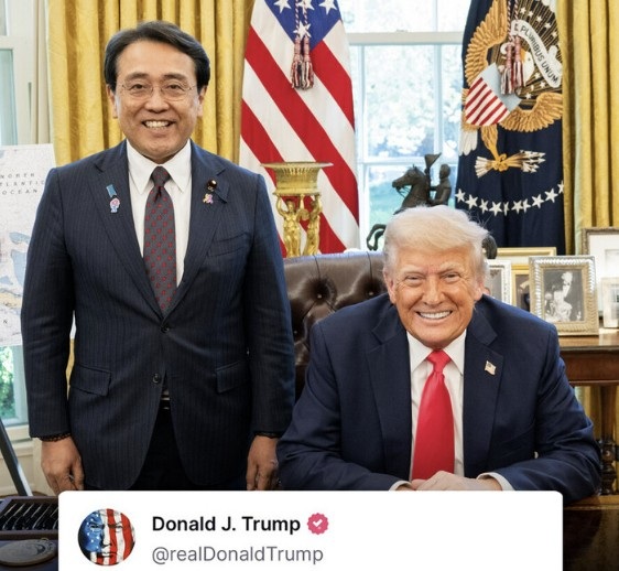 도널드 트럼프 미국 대통령(오른쪽)과 아카자와 료세이 일본 경제재생상이 16일(미국시간) 관세 협상 전 백악관에서 만나 50분간 회동했다. [사진=트럼프 대통령 트루스소셜 계정 캡처. 연합뉴스]