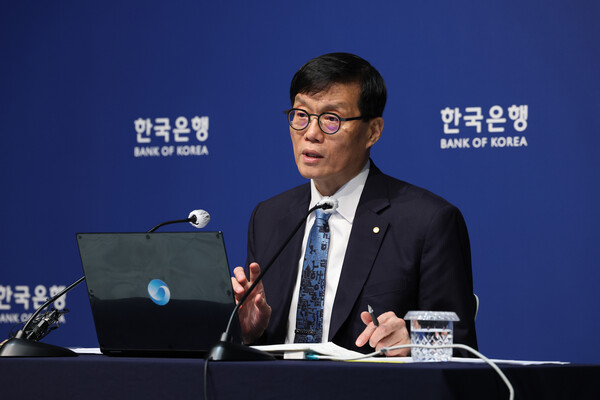 이창용 한국은행 총재가 17일 금융통화위원회의 기준금리 동결 발표한 후 기자담회에 참석해 발언하고 있다. [사진=연합뉴스] 