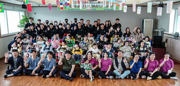 HS효성첨단소재가 17일 장애인의 날(20일) 맞아 ‘영락애니아의 집’을 방문해 봉사활동을 하고 후원금을 전달했다. [사진=HS효성]