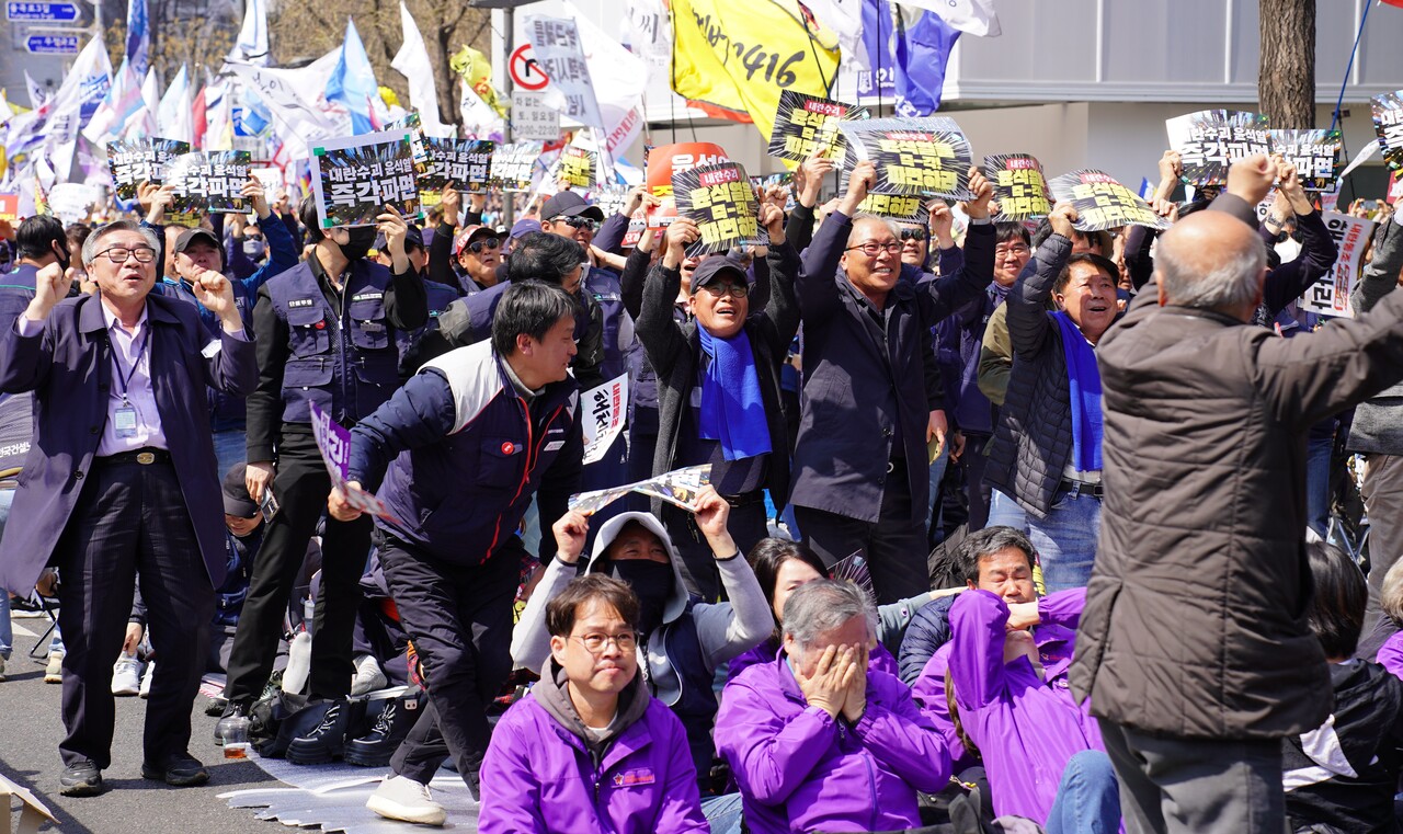 4일 오전 11시 22분 문형배 헌법재판소장이 윤석열 대통령에 대한 파면을 주문하자 안국역 집회에 참가했던 참가자들이 환호하고 있다. [사진=김민우 기자]