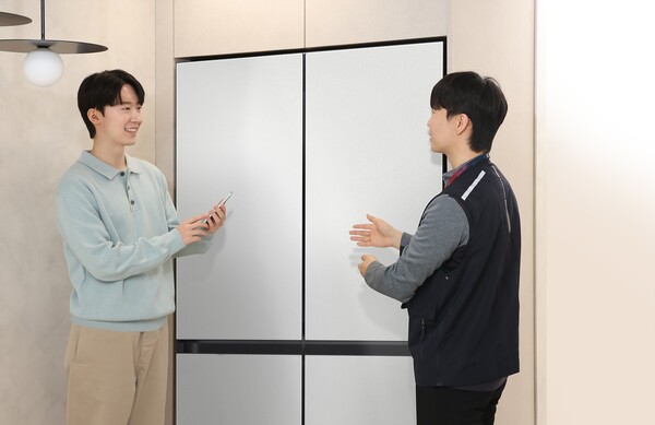 삼성전자서비스 엔지니어가 'AI 사전 케어 알림' 서비스를 통해 방문 수리 서비스를 예약한 'AI 구독클럽' 고객에게 상담을 제공하고 있다. [사진=삼성전자]