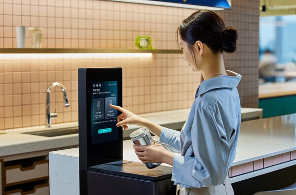  LG전자 모델이 마이컵으로 텀블러를 세척하는 모습. [사진=LG전자]