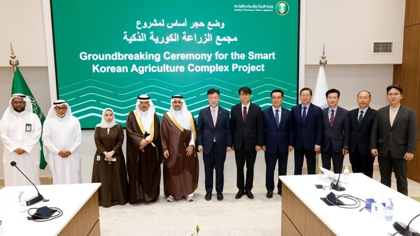 농심이 지난 21일(현지시간 기준) 사우디아라비아 리야드 국립농업연구센터에서 K-스마트팜 중동 수출 거점 조성을 위한 시범온실 착공식을 진행했다. 농심은 오는 12월까지 ‘수직농장’과 ‘유리온실’ 두 가지 모델로 2000㎡ 규모의 스마트팜을 조성할 계획이다. 사진 왼쪽 4번째부터 사우디 물환경농업부 알 압둘라티프 차관보, 알 무샤이티 차관, 박범수 농림축산식품부 차관, 문병준 주사우디아라비아 대한민국 대사 대리, 안호근 한국농업기술진흥원 원장, 황청용 농심 부사장. [사진=농심]