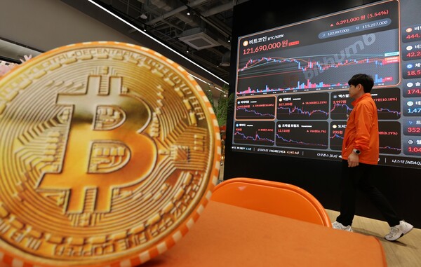  미국 최대 가상화폐 거래소 코인베이스에 따르면 미 동부 시간 22일 낮 12시 9분(서부 오전 9시 9분) 기준 비트코인 1개당 가격은 하루 전보다 2.72% 상승한 9만711달러를 기록했다. 서울 서초구 빗썸라운지 전광판에 비트코인 가격이 표시돼있다. [사진=연합뉴스]