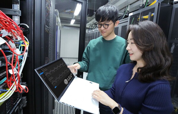  LG유플러스 임직원들이 네트워크 장애를 예측하는 기술을 시연하고 있다. [사진=LG유플러스]