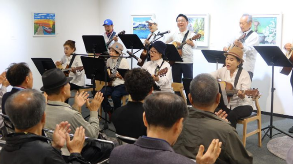 지난 22일 서울 종로구 노인복지센터 탑골미술관에서 열린 어르신들의 작품을 전시하는 '그리고, 빛이 되다' 개막식에서 통기타 동아리 어르신들이 축하공연을 하고 있다. [사진=서울노인복지센터]