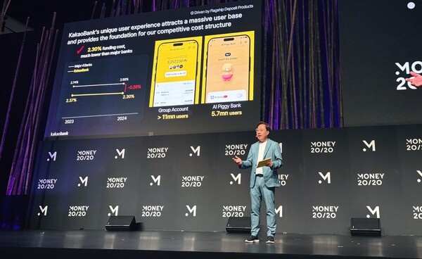 윤호영 카카오뱅크 대표이사가 지난 22일 방콕 퀸시리킷 컨벤션 센터(Queen Sirikit Convention Center)에서 진행된 '머니 2020 아시아(Money 20/20 Asia)'에 참석해 발표를 진행하고 있다. [사진=카카오뱅크]